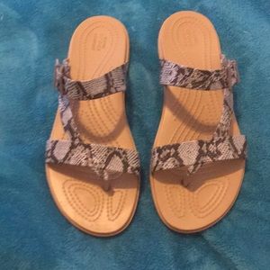 Crocs snake print between toe sandals size 7